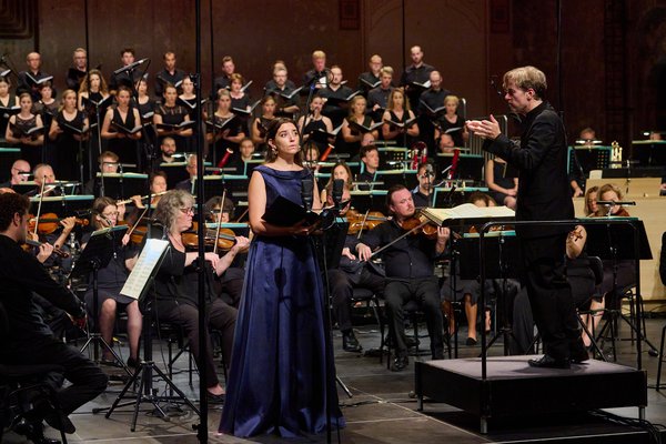 Schwerkraft und Gnade, Chorwerk Ruhr, Bochumer Symphoniker, Florian Helgath. In the forefront: Sheva Tehoval and Florian Helgath