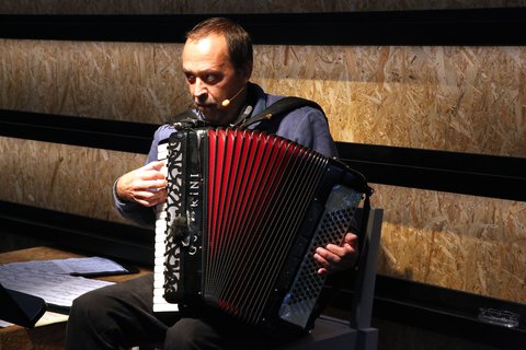 Farewell Ruhrtriennale 2022: Thomas Hojsa plays the accordion.