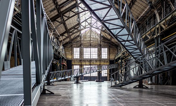 Construction process of the stage set in the Jahrhunderthalle 1 for »Ich geh unter lauter Schatten«